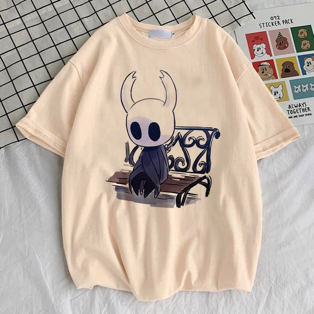 Hollow Knight Beige T-Shirt – Ritter auf der Bank